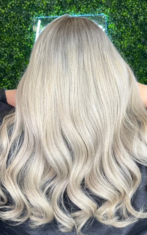 Decoración global con falso crecimiento rubios muy claros